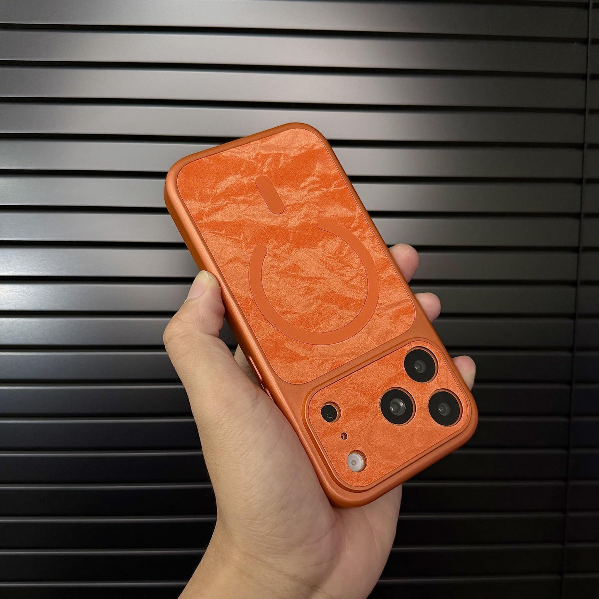 Prémiové kožené puzdro na iPhone kompatibilné s MagSafe s povrchovou úpravou Snow Texture