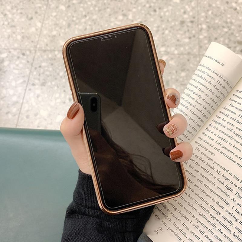 Błyszczące etui na iPhone'a z perłowym łańcuszkiem