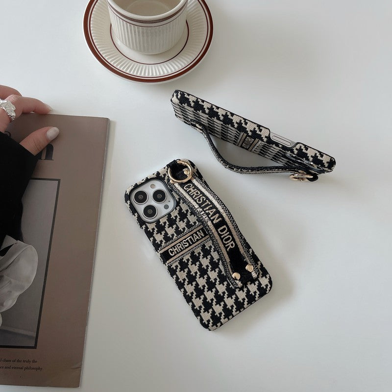 Coque et skin iPhone avec bracelet pied-de-poule tendance