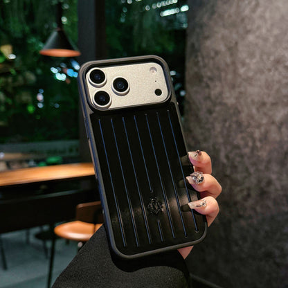 Bordázott fémpáncélos iPhone-tok – Stílusos védelem, amelyet az utazás ihletett