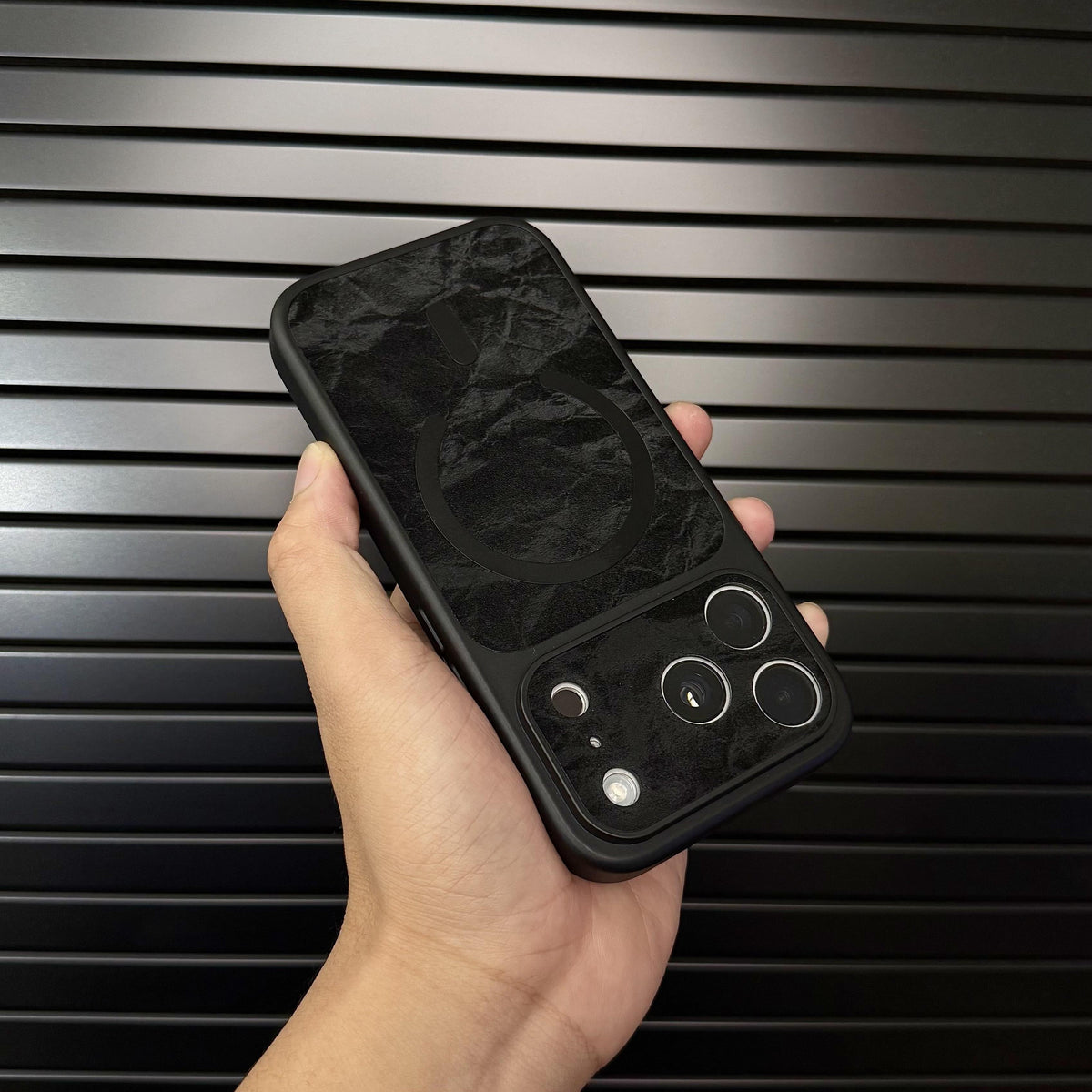 Prémiové kožené puzdro na iPhone kompatibilné s MagSafe s povrchovou úpravou Snow Texture