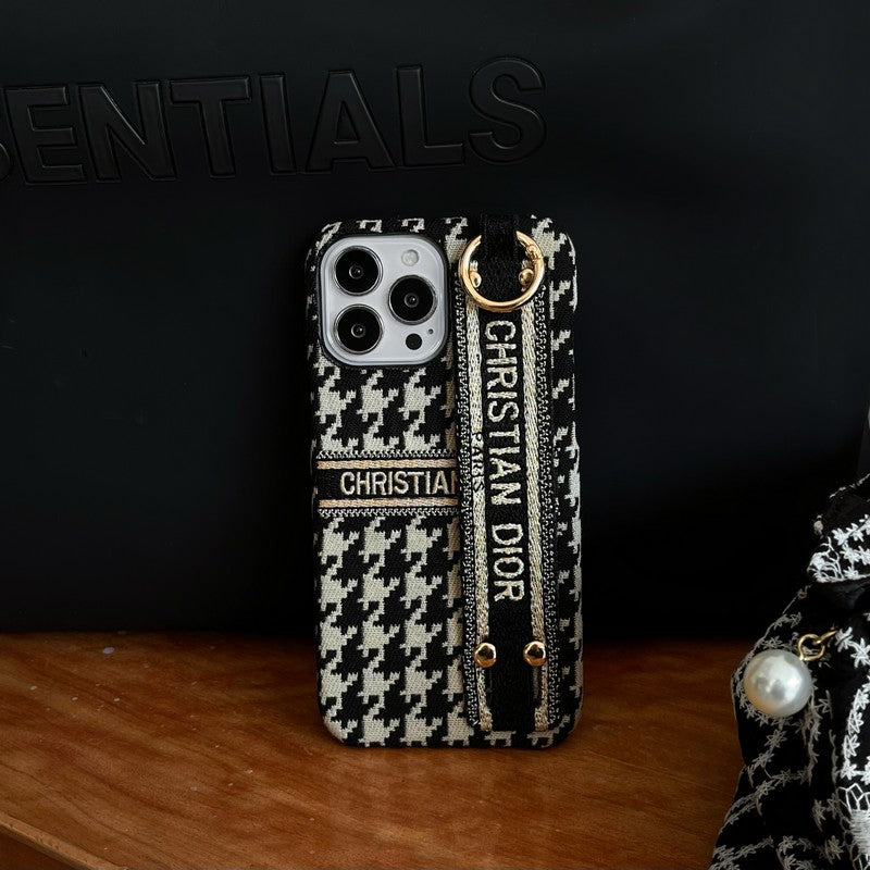 Coque et skin iPhone avec bracelet pied-de-poule tendance