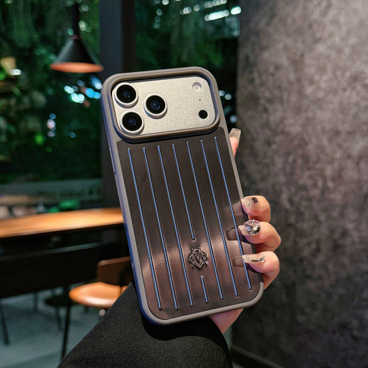 Bordázott fémpáncélos iPhone-tok – Stílusos védelem, amelyet az utazás ihletett