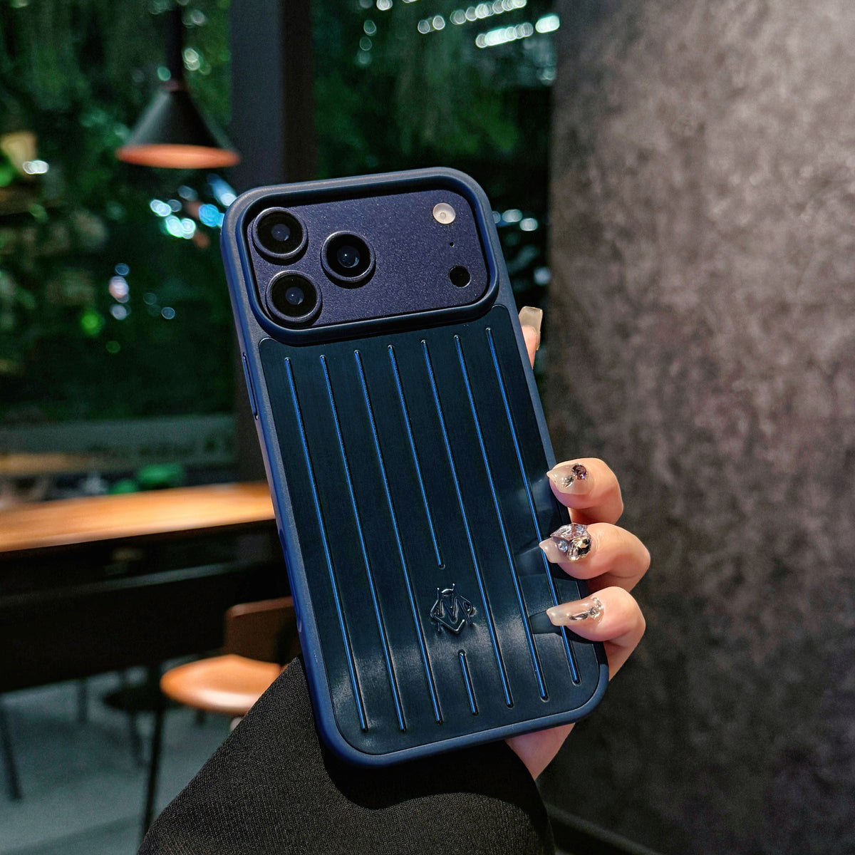 Bordázott fémpáncélos iPhone-tok – Stílusos védelem, amelyet az utazás ihletett