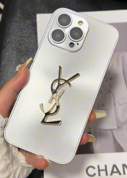 Eleganckie etui na iPhone'a Letter Shine x Mono z łańcuszkiem