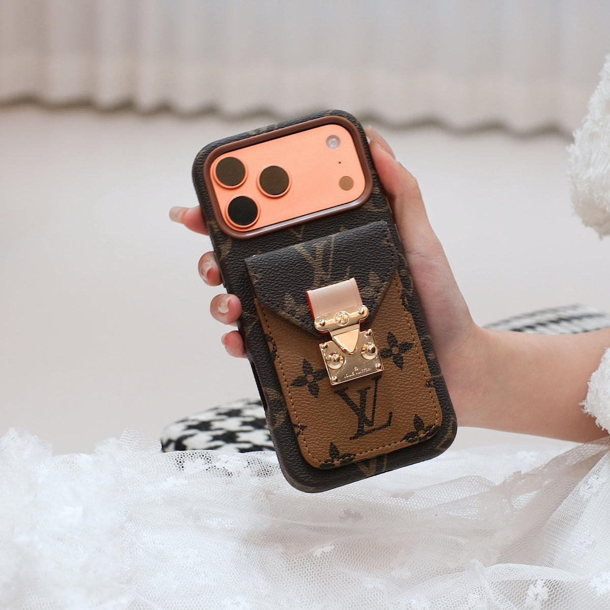 Capa para iPhone com bolso para cartão de couro com inspiração luxuosa