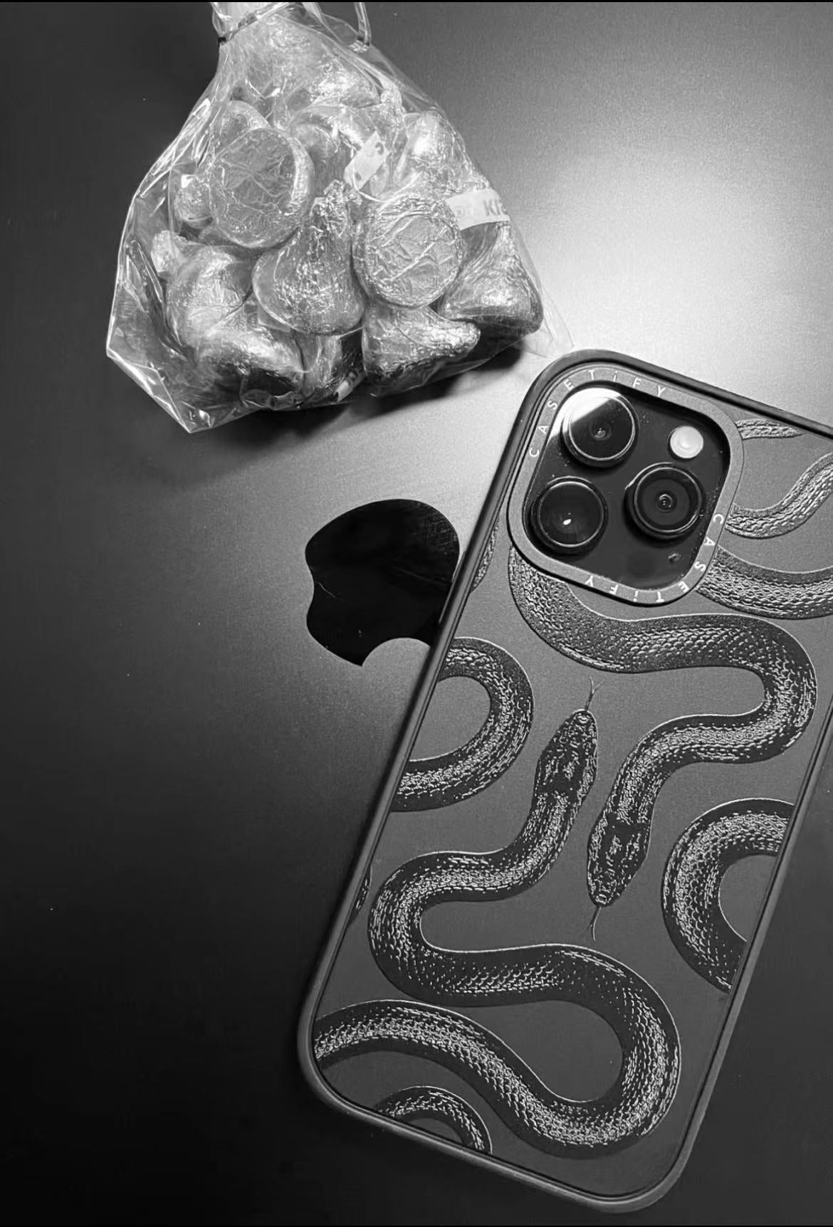 MUSTA KINGSNAKE iPHONE KOTELO