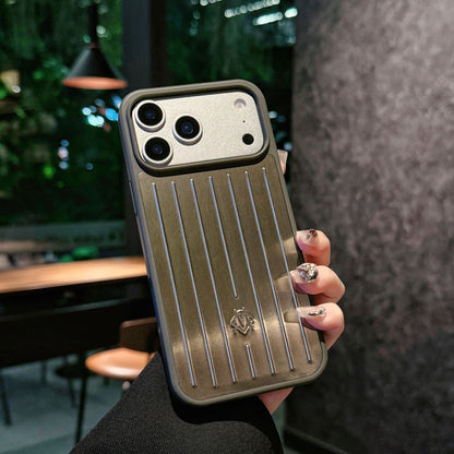 Bordázott fémpáncélos iPhone-tok – Stílusos védelem, amelyet az utazás ihletett