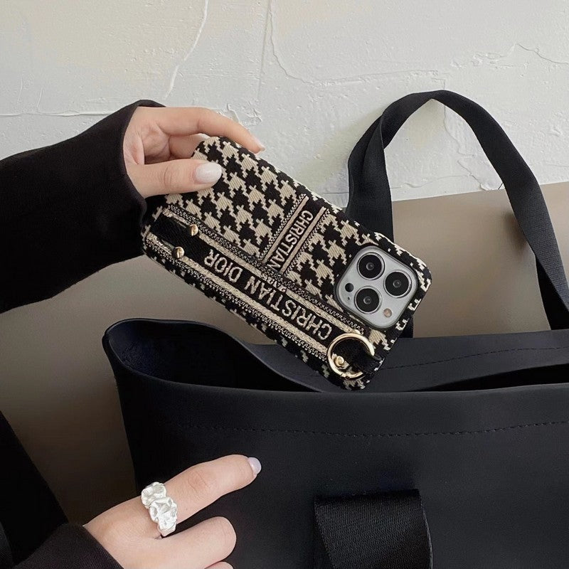 Coque et skin iPhone avec bracelet pied-de-poule tendance