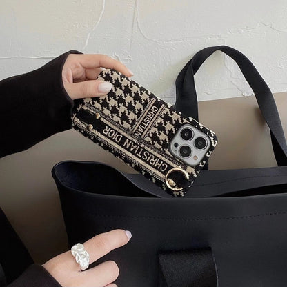 Coque et skin iPhone avec bracelet pied-de-poule tendance