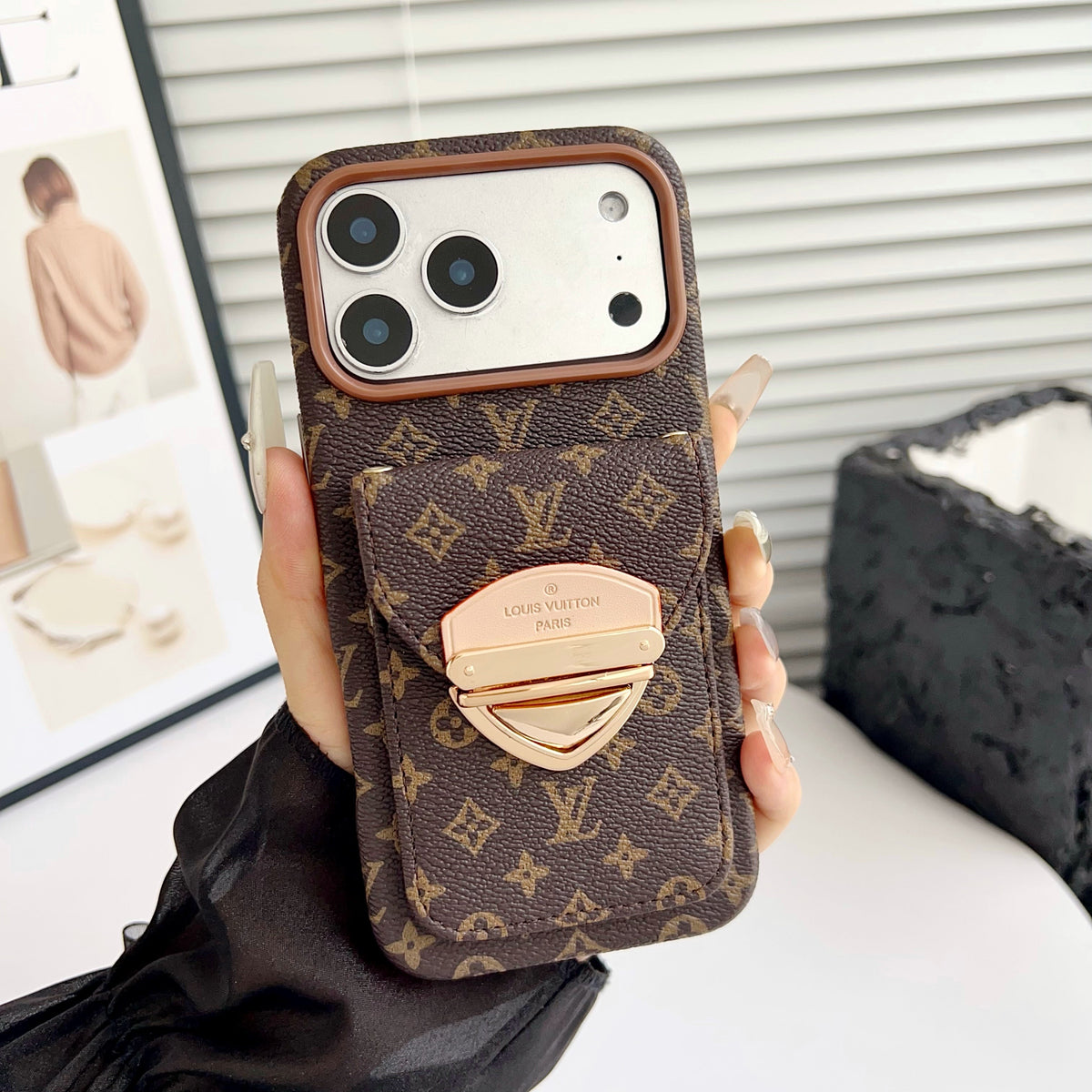 카드 포켓과 탈착식 스트랩이 있는 럭셔리 크로스바디 아이폰 케이스