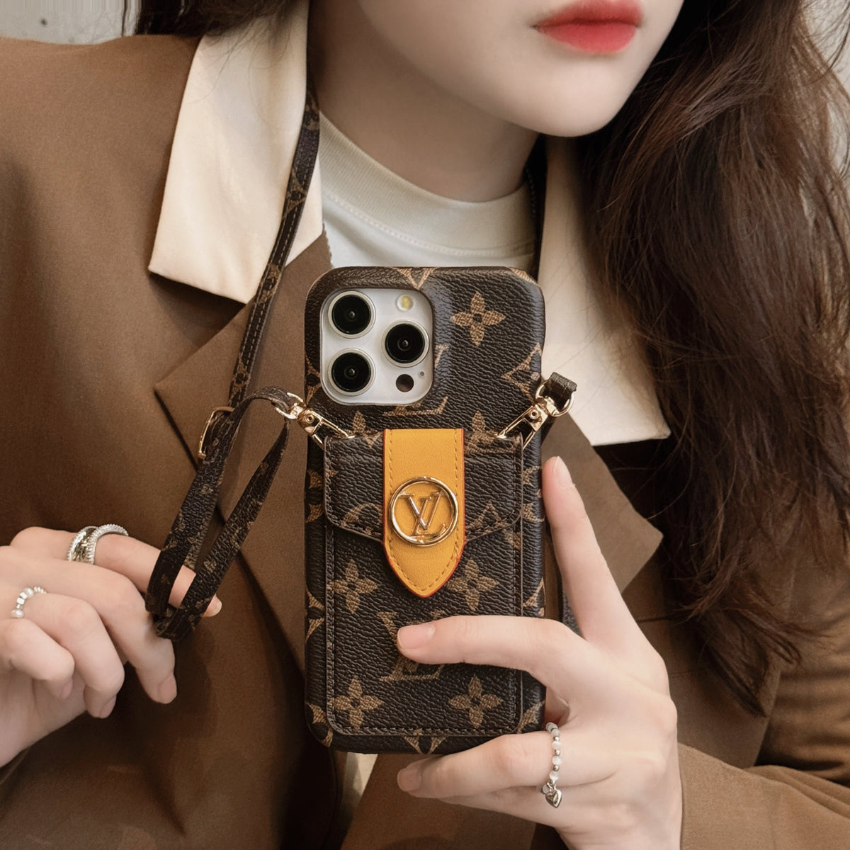 Luxusný retiazkový obal na iPhone
