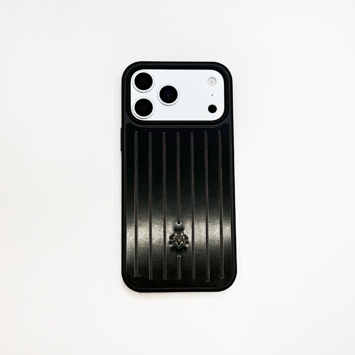 Bordázott fémpáncélos iPhone-tok – Stílusos védelem, amelyet az utazás ihletett