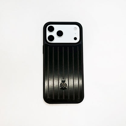 Bordázott fémpáncélos iPhone-tok – Stílusos védelem, amelyet az utazás ihletett
