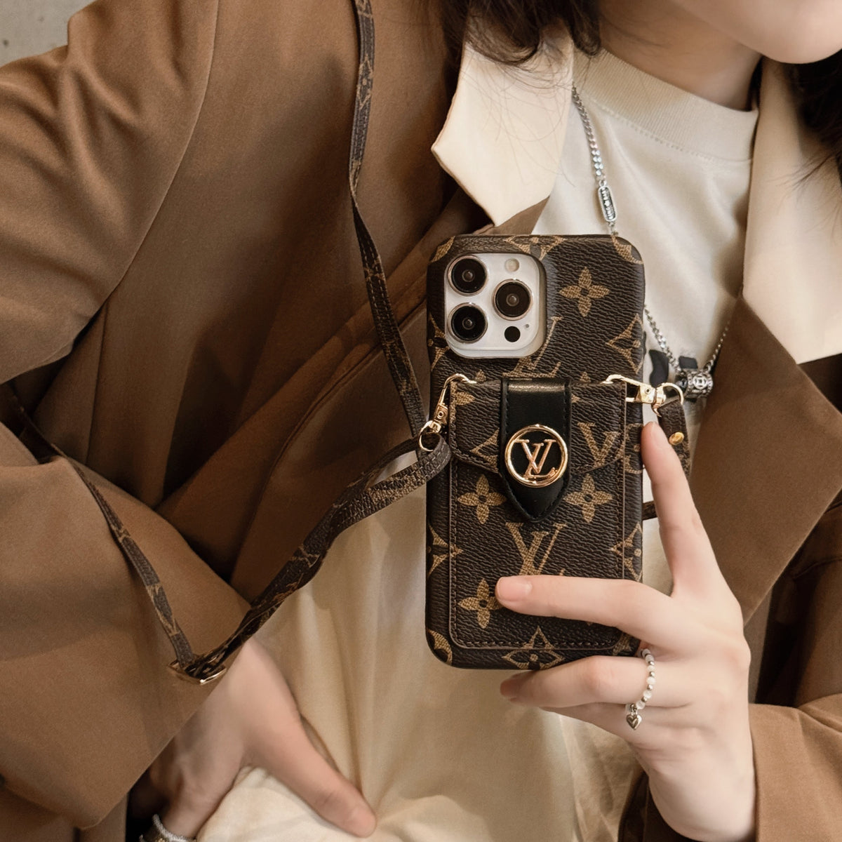 Luxusný retiazkový obal na iPhone