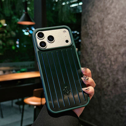 Bordázott fémpáncélos iPhone-tok – Stílusos védelem, amelyet az utazás ihletett