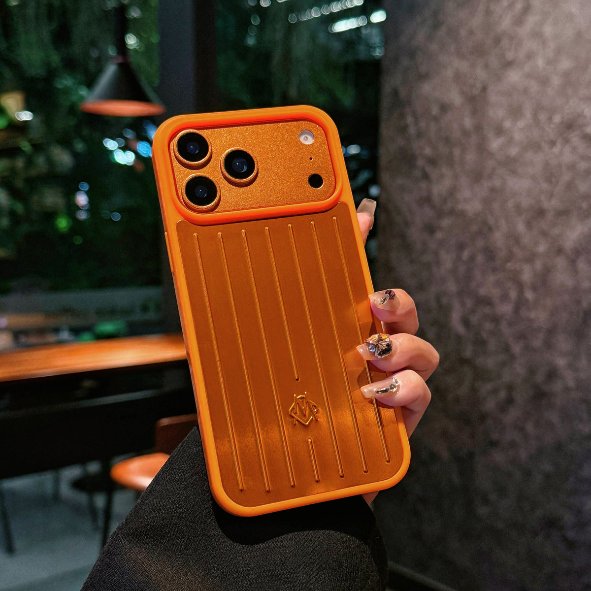 Bordázott fémpáncélos iPhone-tok – Stílusos védelem, amelyet az utazás ihletett