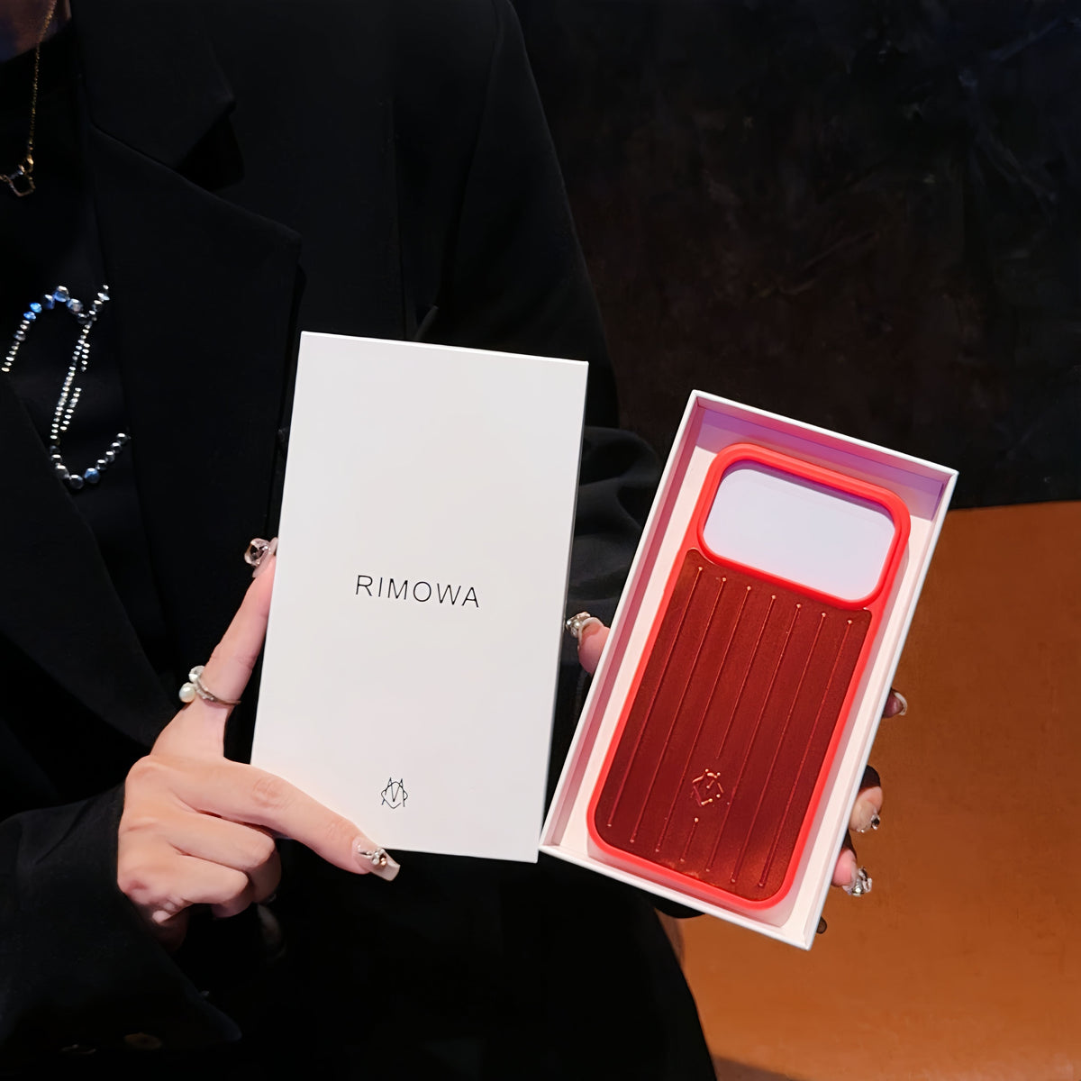 Bordázott fémpáncélos iPhone-tok – Stílusos védelem, amelyet az utazás ihletett