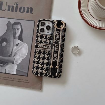 Coque et skin iPhone avec bracelet pied-de-poule tendance