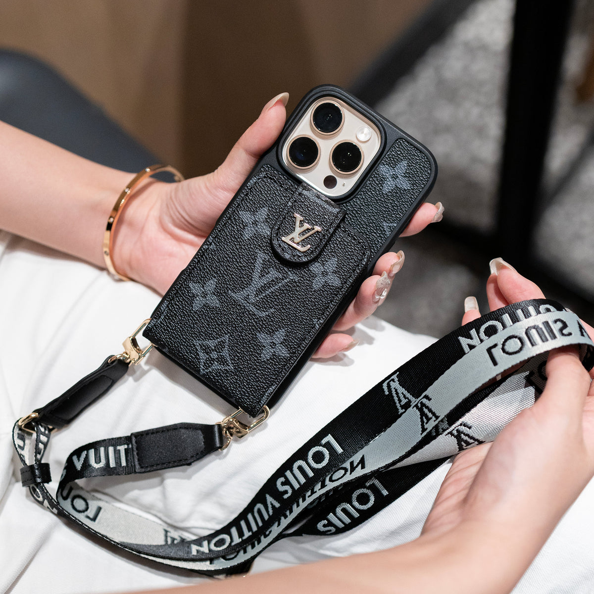 Luxusní crossbody pouzdro na iPhone s držákem na kartu a popruhem