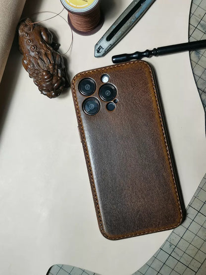 Håndlaget iPhone-deksel i grønnsaksgarvet skinn – Vintage Patina Edition