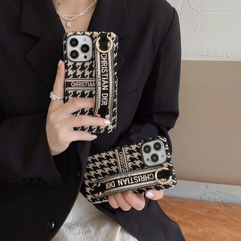 Coque et skin iPhone avec bracelet pied-de-poule tendance
