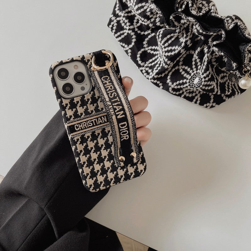 Coque et skin iPhone avec bracelet pied-de-poule tendance