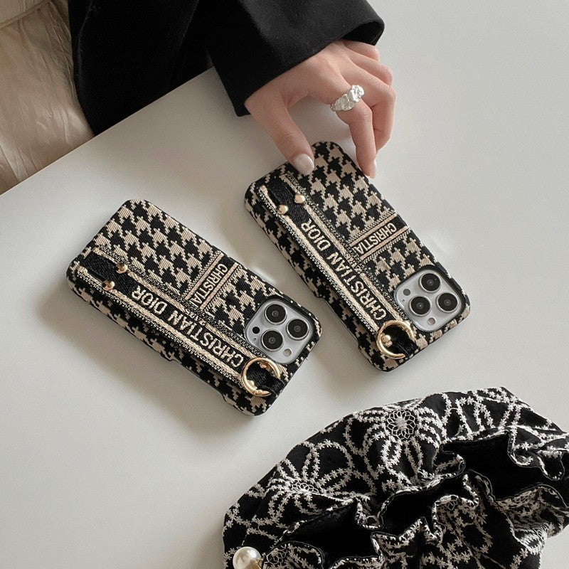 Coque et skin iPhone avec bracelet pied-de-poule tendance