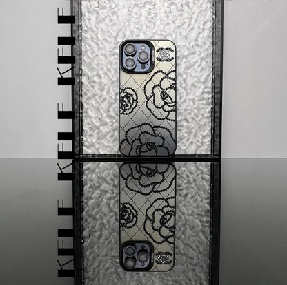CAPA DE IPHONE INSPIRADA NA CAMÉLIA COM DESIGN ÚNICO