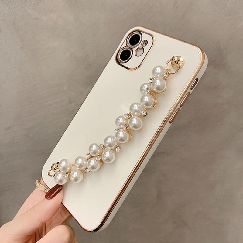 Błyszczące etui na iPhone'a z perłowym łańcuszkiem