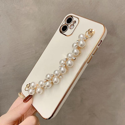 Błyszczące etui na iPhone'a z perłowym łańcuszkiem