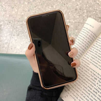 Błyszczące etui na iPhone'a z perłowym łańcuszkiem