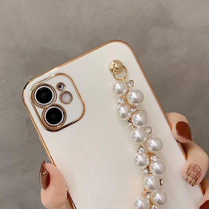 Błyszczące etui na iPhone'a z perłowym łańcuszkiem