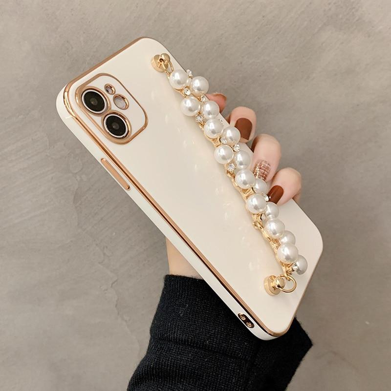 Błyszczące etui na iPhone'a z perłowym łańcuszkiem