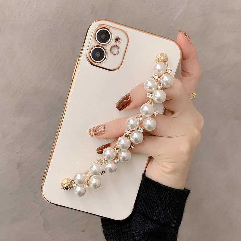 Błyszczące etui na iPhone'a z perłowym łańcuszkiem