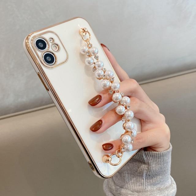 Błyszczące etui na iPhone'a z perłowym łańcuszkiem